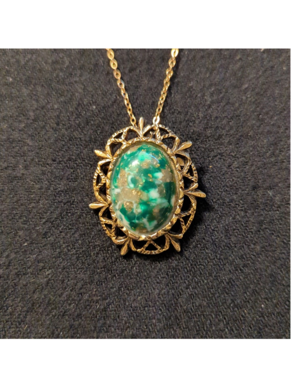 Vintage Gold Tone Green Confetti Lucite Oval Pendant Statement Necklace Brooch